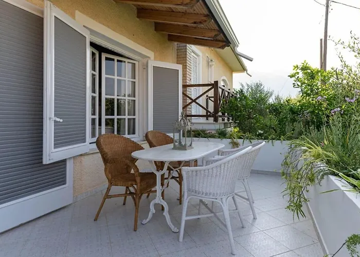 Serene Seaside Bliss - Lush & Secluded Garden Oasis