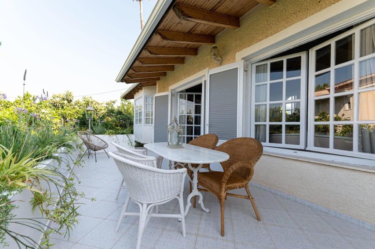 Serene Seaside Bliss - Lush & Secluded Garden Oasis Holiday home